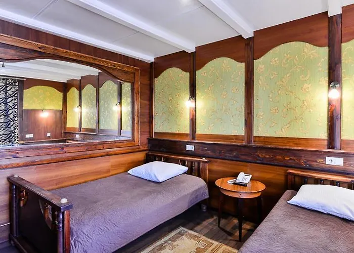 Dworek Staropolski 2*