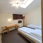 Dworek Staropolski 아파트호텔 2*