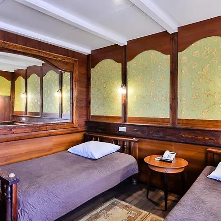 Dworek Staropolski 2*